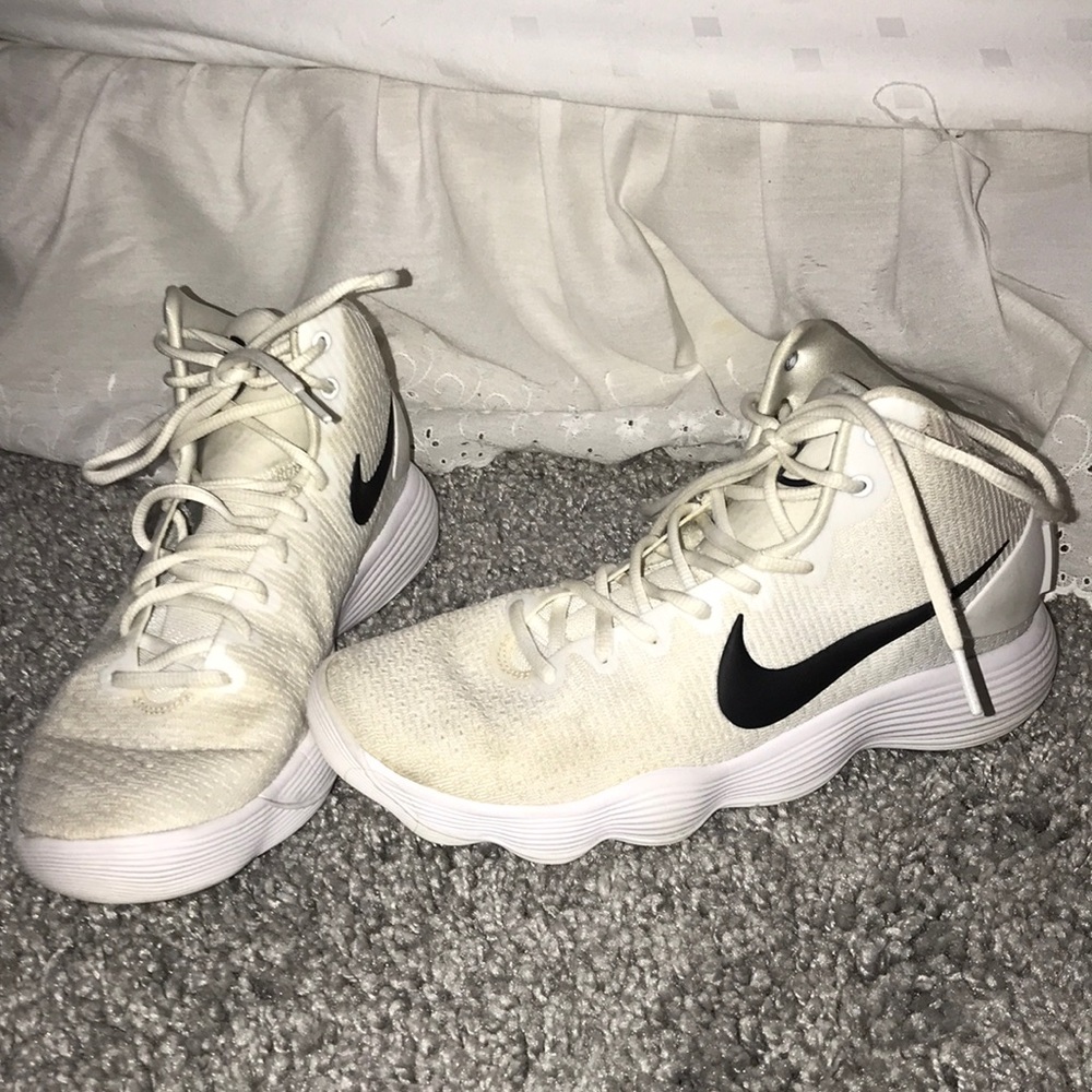 Basketball shoes